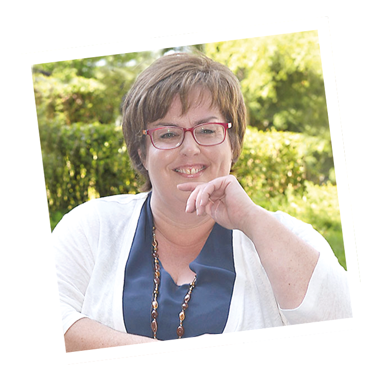 Ansprechpartnerin für den Karrierebereich lächelt in die Kamera