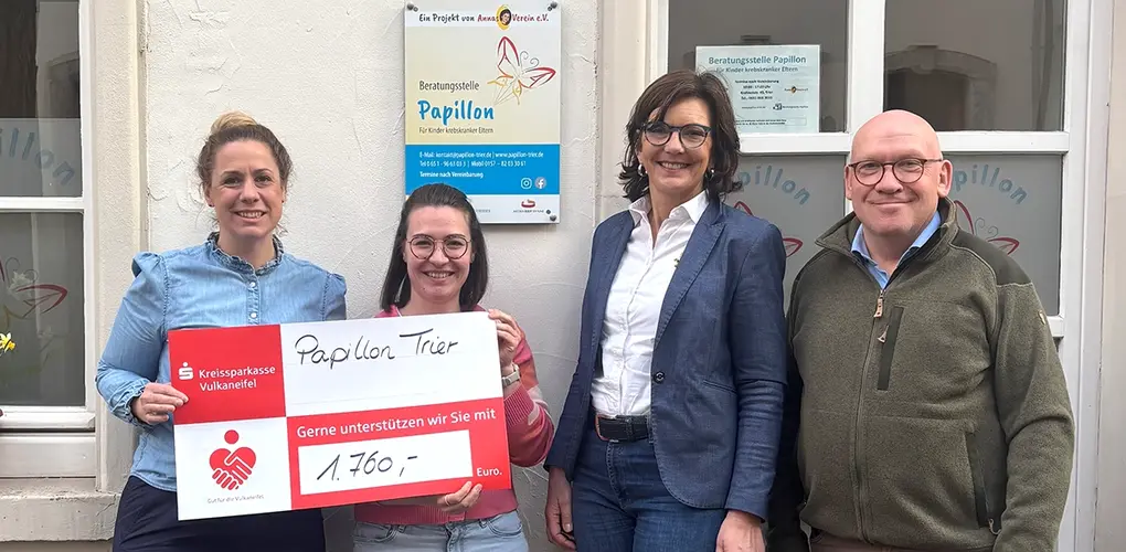 Hoteldirektorin Kürsten überreicht einen Spendenscheck in Höhe von 1760 Euro an Annas Verein