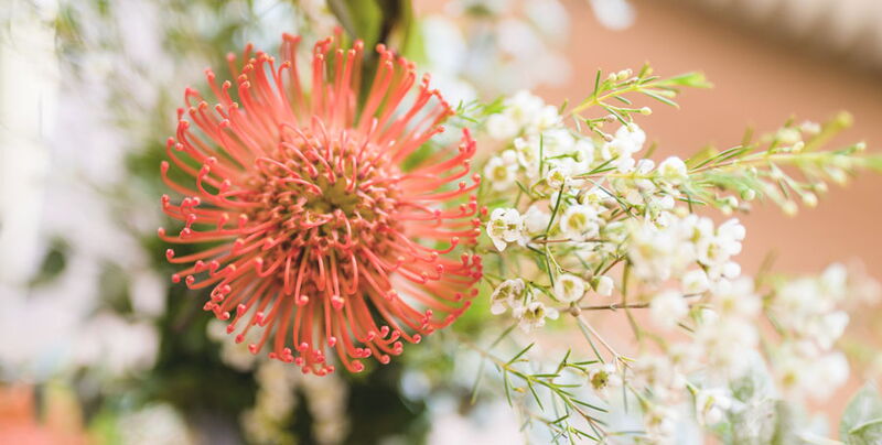 Detailaufnahme Blumendeko im Hotelzimmer des Grafenwald