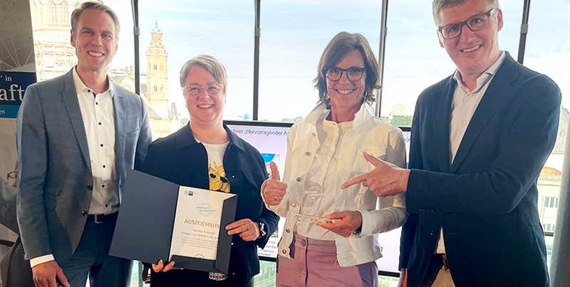 © IHK für Rheinhessen / Rico Rossival, von links nach rechts: Ulrich Schneider IHK Trier, Tanja Willems Ausbildungsleiterin Sporthotel Grafenwald, Ute Krämer-Engel Stellv. Hoteldirektorin, Dr. Jan Glockauer IHK Trier
