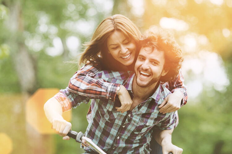 Paar fährt auf Fahrrad durch die grüne Natur der Vulkaneifel