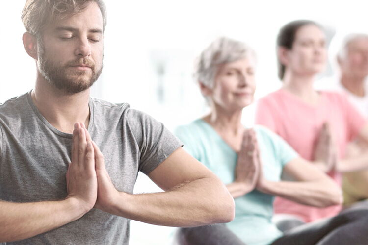 Gäste beim Aktivkurs Hatha-Yoga im Grafenwald