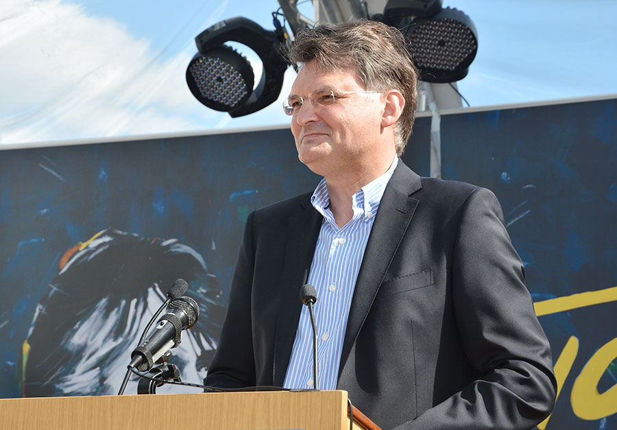 Geschäftsführer hält Rede auf der 40. Jubiläumsfeier im Grafenwald