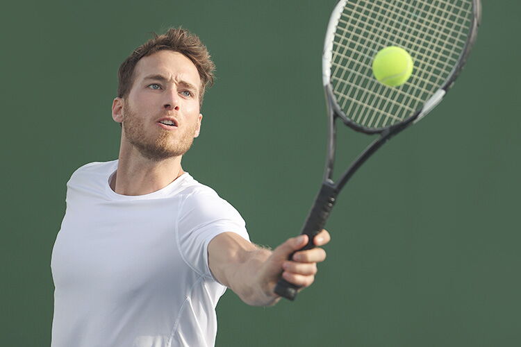 Gast beim Tennisspiel im Sporthotel Grafenwald