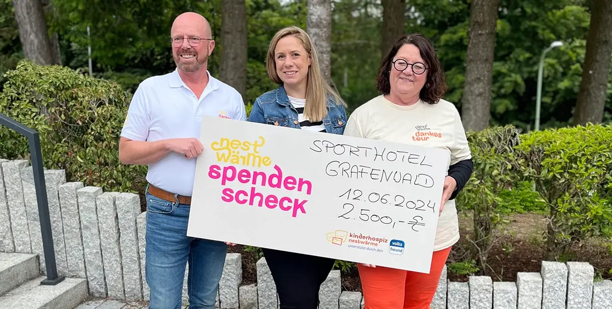 Hoteldirektorin Kürsten überreicht einen Spendenscheck in Höhe von 2500 Euro an Nestwärme e.V.