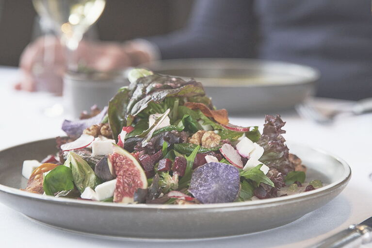 Nahaufnahme Salat mit roter Beete, Feigen, Radieschen und grünem Salat im Restaurant Grafenwald