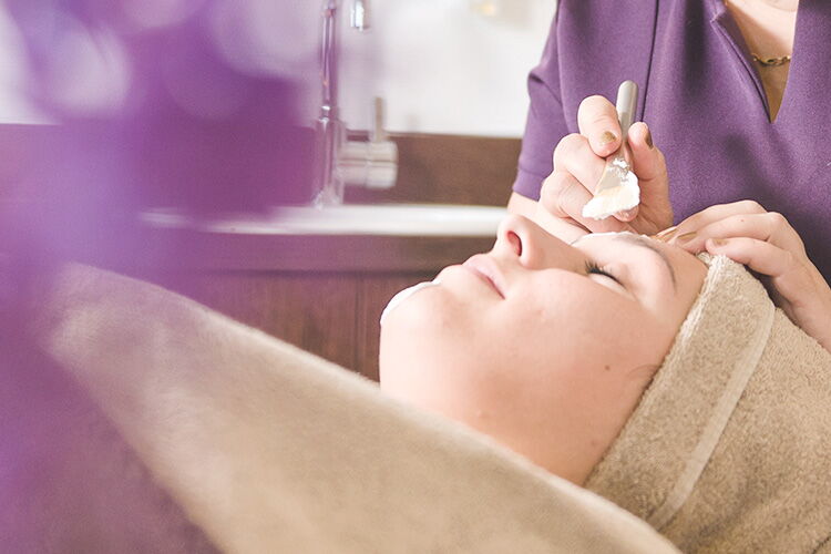 Frau genießt Beauty Behandlung im Grafenwald