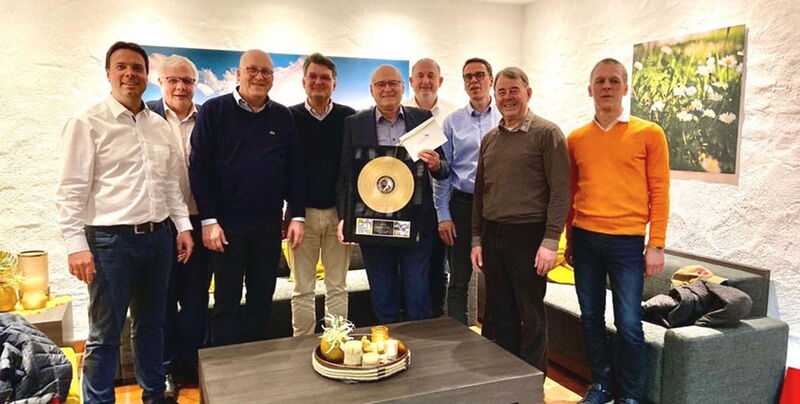 Hoteldirektor, Geschäftsführer und Eigentümer überreichen ein Verabschiedungspräsent