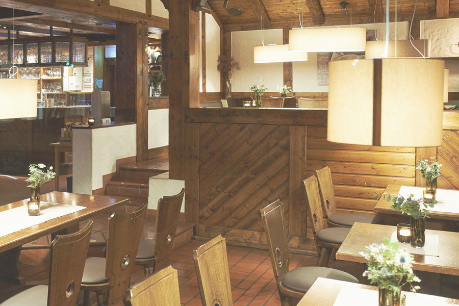 Rustikale Bierstube der Dorfschänke im Sporthotel Grafenwald