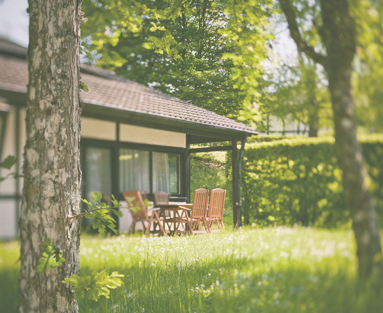 Terrasse des Ferienhaus Ahorn mit Balkonmöbeln im Grünen