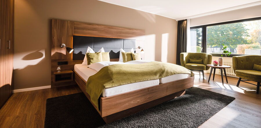 Schlaf- und Wohnbereich des neuen Komfort Zimmer im Sporthotel Grafenwald