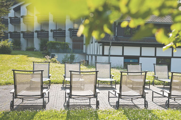 Erholungsbereich des Schwimmbads mit Liegen an der Frischluft