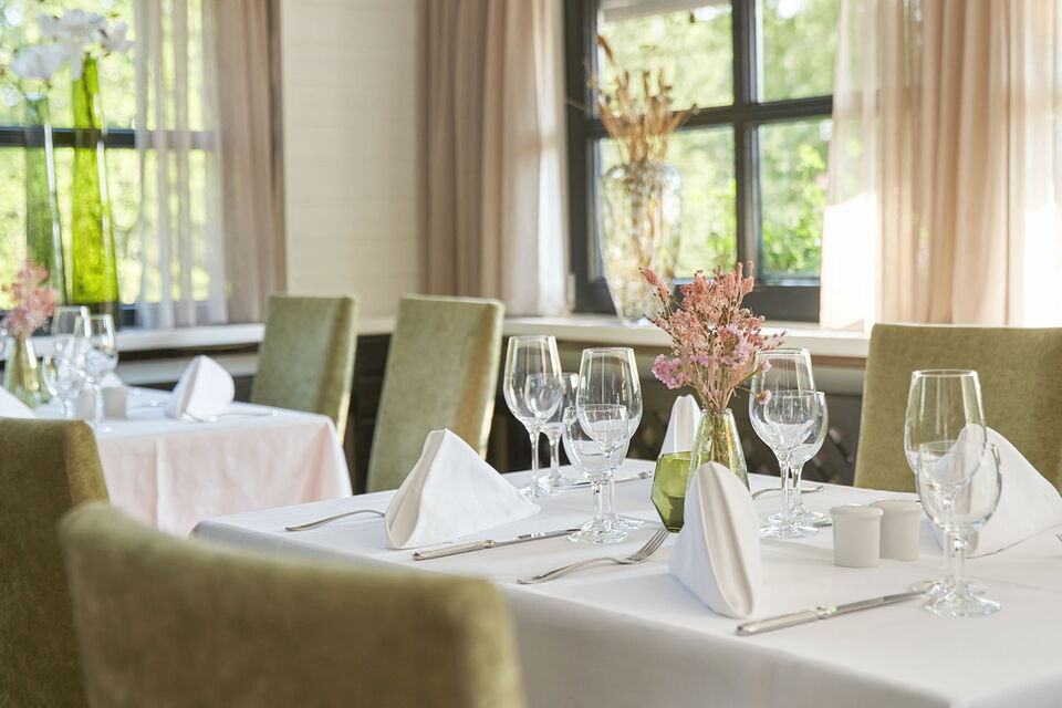 Festlich gedeckte Tische für eine Familienfeier im Stübchen Grafenwald