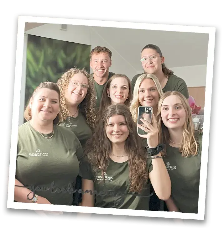 Auszubildende des Sporthotels Grafenwald machen Spiegelselfie