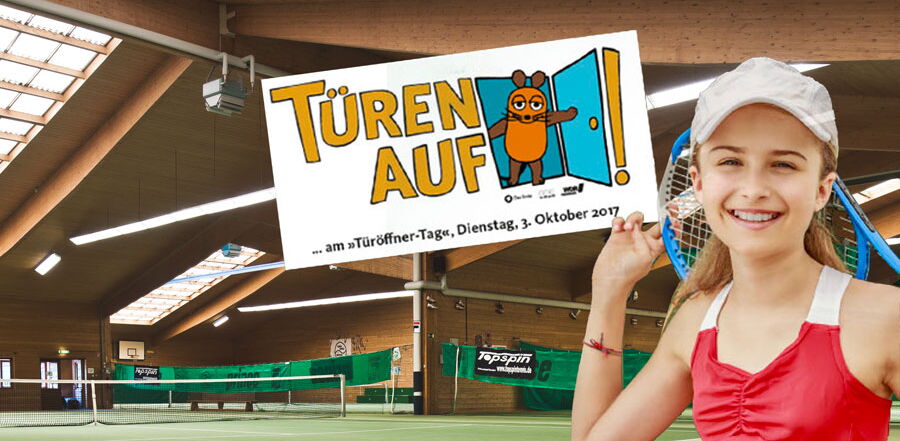 Mädchen mit Tennisschläger steht in Tennishalle des Sporhotel Grafenwald