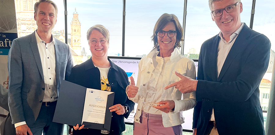 © IHK für Rheinhessen / Rico Rossival, von links nach rechts: Ulrich Schneider IHK Trier, Tanja Willems Ausbildungsleiterin Sporthotel Grafenwald, Ute Krämer-Engel Stellv. Hoteldirektorin, Dr. Jan Glockauer IHK Trier