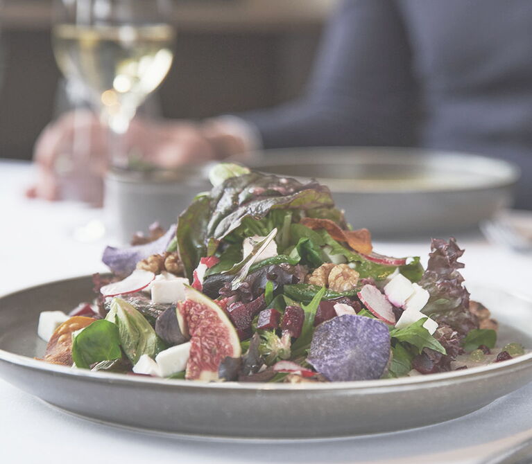 Nahaufnahme Salat mit roter Beete, Feigen, Radieschen und grünem Salat im Restaurant Grafenwald