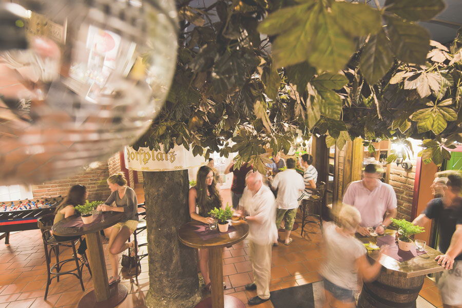 Dorfplatz der Dorfschänke im Sporthotel Grafenwald mit vielen Gästen