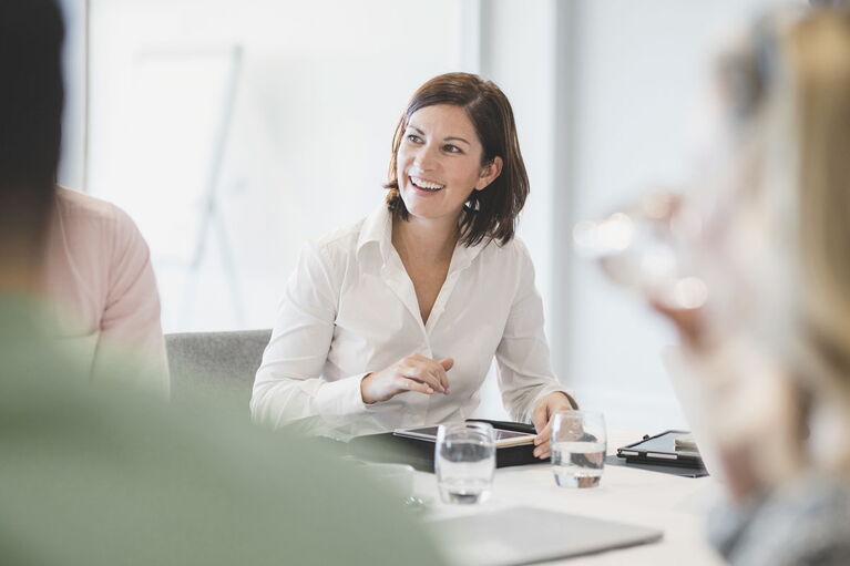 Lächelnde Tagungsteilnehmerin mit Ipad bei der Tagung im Sporthotel Grafenwald
