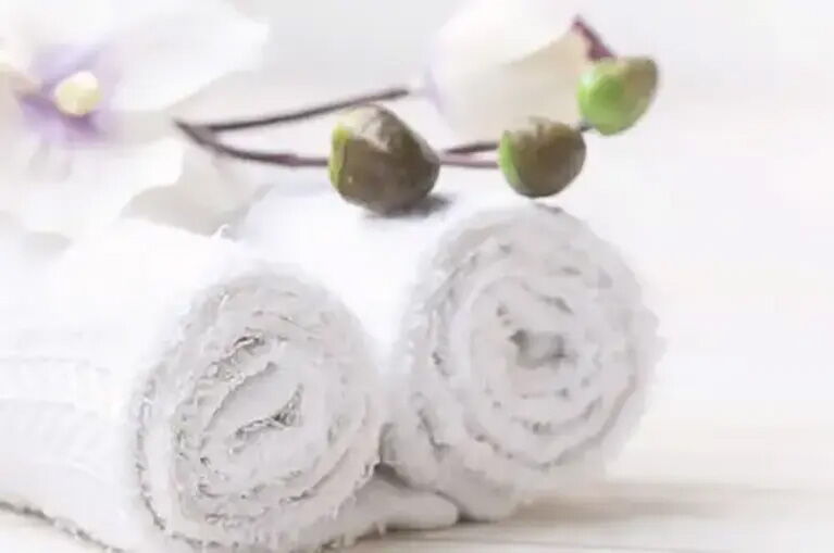 Weiße Handtücher und Orchideen im Beauty Bereich Grafenwald