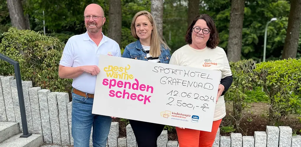 Hoteldirektorin Kürsten überreicht einen Spendenscheck in Höhe von 2500 Euro an Nestwärme e.V.