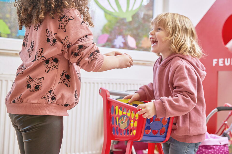 Zwei Mädchen spielen gemeinsam einkaufen im Kids Club