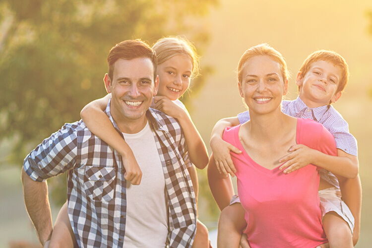 Familie mit zwei Kindern vor der grünen Natur der Vulkaneifel