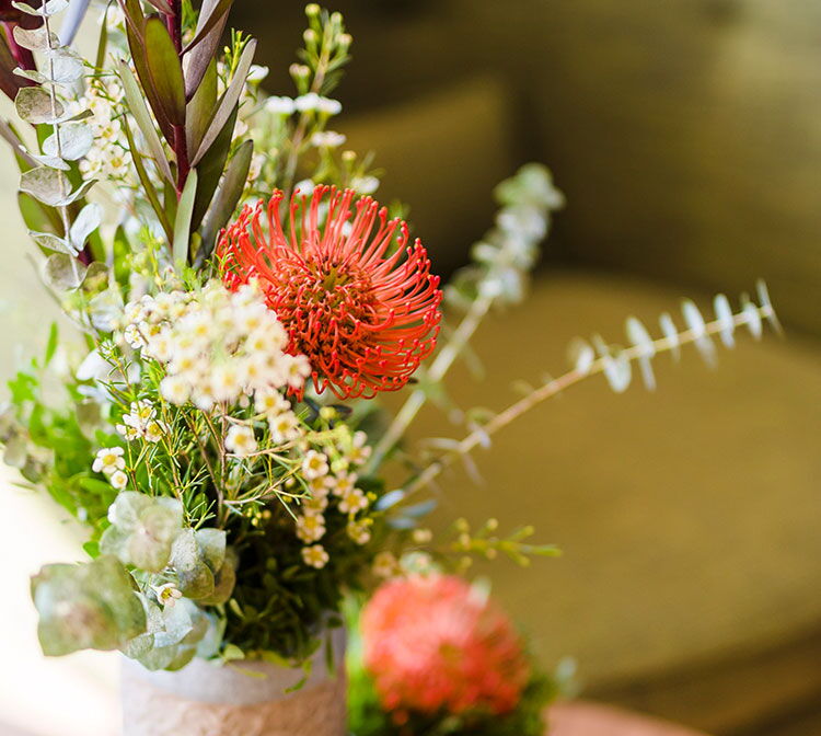 Imagebild von einem rotbunten Wiesenstrauß in einer Vase