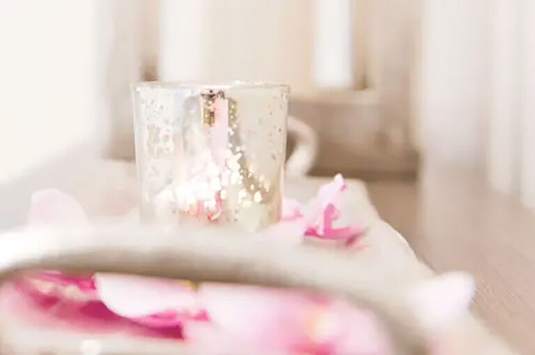 Detailaufnahme einer Kerze im Beauty Bereich des Grafenwald