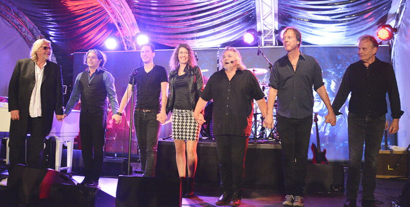 Band spielt Musik auf der Bühne zum 40. Jubiläum des Sporthotel Grafenwald