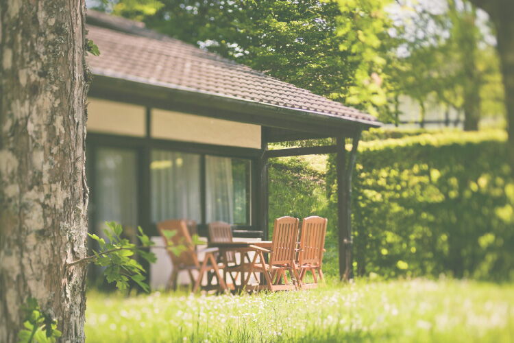 Terrasse des Ferienhaus Ahorn mit Balkonmöbeln im Grünen