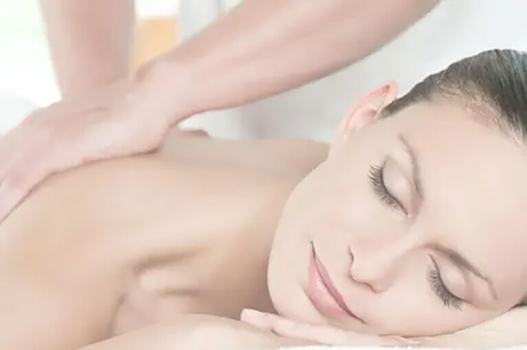 Frau mit geschlossenen Augen genießt eine Massage im Beauty Bereich des Grafenwald