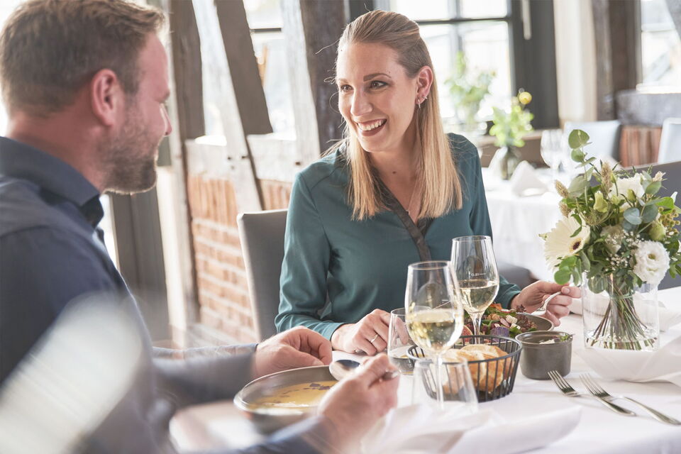 Paar beim Lunch im Restaurant Grafenwald